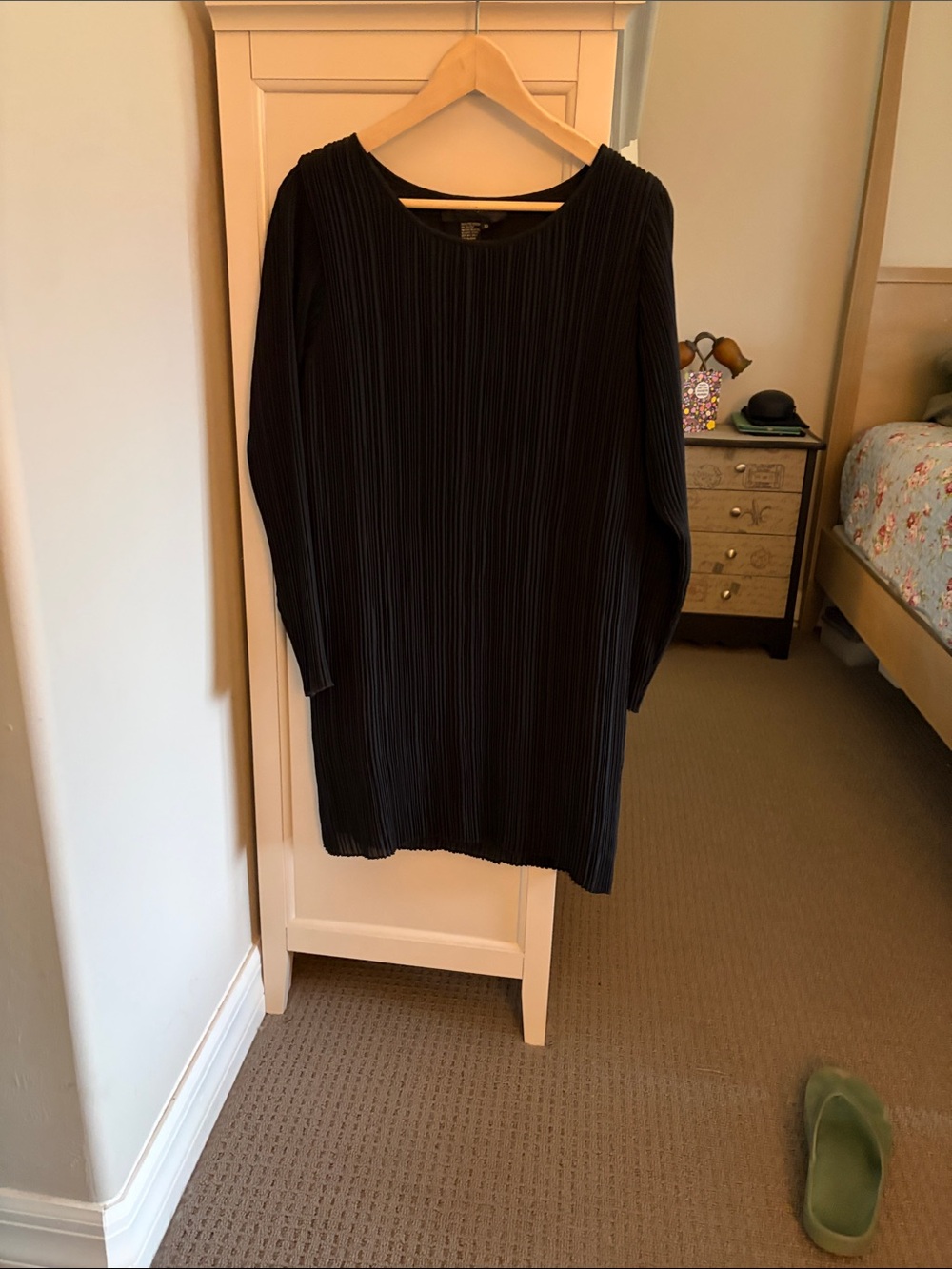 Black Long Sleeve Pleated Shift Dress